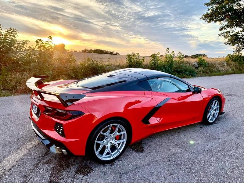 Röd Begagnad 2022 Chevrolet Corvette Stingray Sportkupé | 1 138 000 kr (Marknadspris) - Bild 1/4