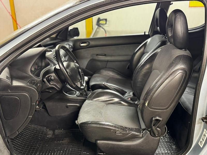 Begagnad Peugeot 206 GTi 136 HK (100 kW) 2003 Halvkombi