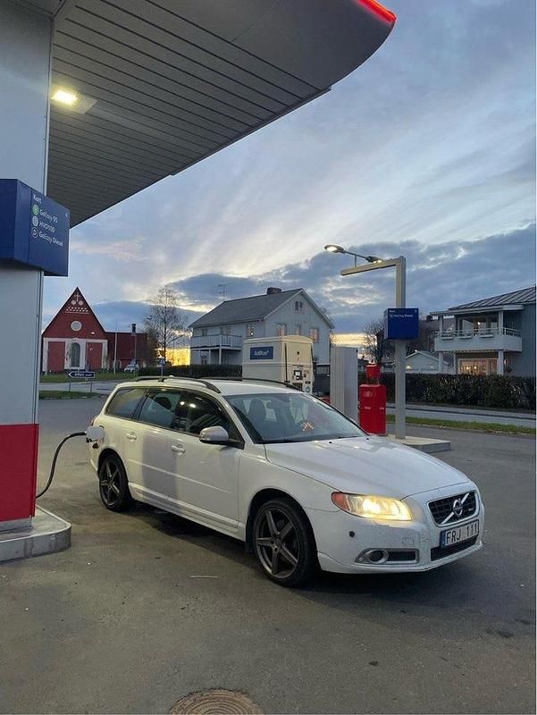 Vit Begagnad 2008 Volvo V70 Kombi | 39 900 kr - Bild 1/4