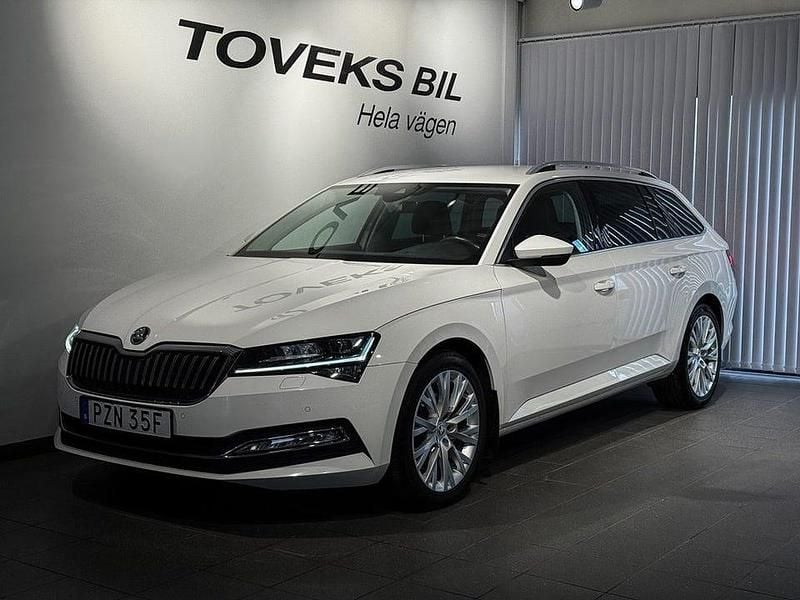Vit Begagnad 2020 Skoda Superb Style Kombi | 259 900 kr - Bild 1/4