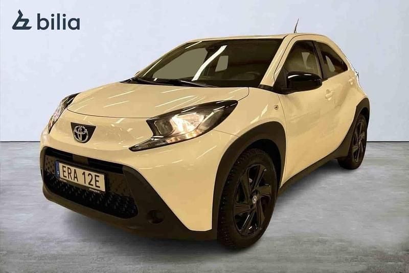 Vit Begagnad 2023 Toyota Aygo X SUV | 159 900 kr (Marknadspris) - Bild 1/1