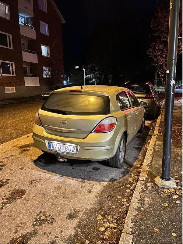 Gul Begagnad 2004 Opel Astra Halvkombi | 13 000 kr (Bra pris) - Bild 1/3