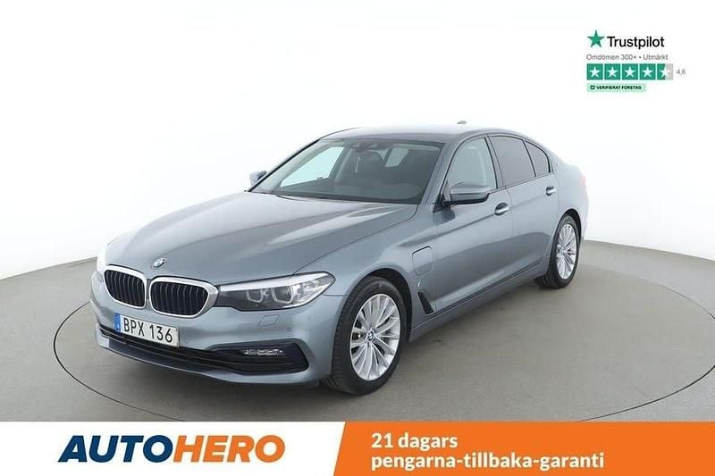 Blå Begagnad 2018 BMW 530 iPerformance Sedan | 223 000 kr (Bra pris) - Bild 1/4