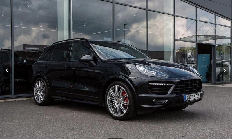 Svart Begagnad 2013 Porsche Cayenne GTS SUV | 219 000 kr - Bild 1/4