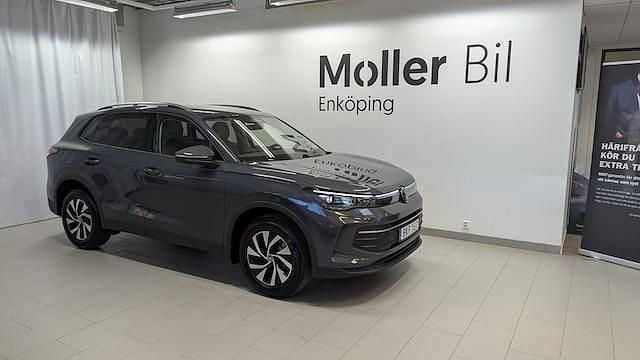 Mörkgrå Ny 2025 VW Tiguan Edition SUV | 547 800 kr (Marknadspris) - Bild 1/4