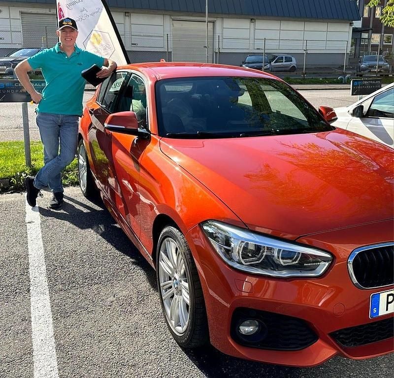 Begagnad 2017 BMW 118 Halvkombi | 169 000 kr (Marknadspris) - Bild 1/4