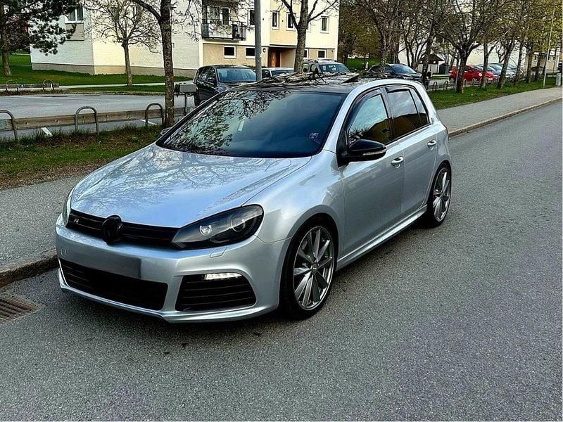 Silver Begagnad 2011 VW Golf VI R Halvkombi | 139 000 kr - Bild 1/4