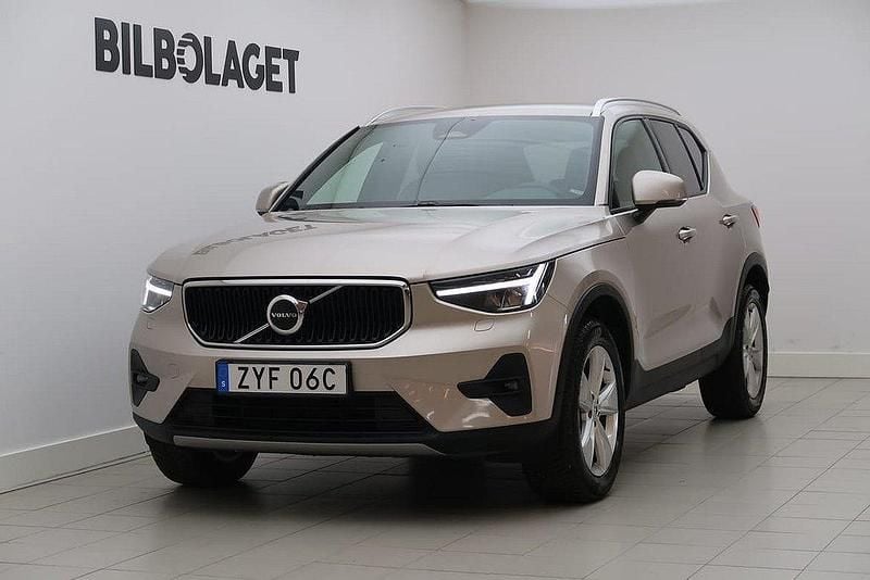 Ljusgrå Begagnad 2023 Volvo XC40 Core SUV | 334 800 kr (Marknadspris) - Bild 1/4