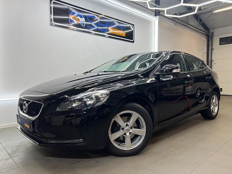 Svart Begagnad 2016 Volvo V40 Kinetic Halvkombi | 134 900 kr (Marknadspris) - Bild 1/4