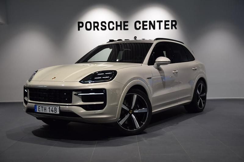 Ljusbrun (beige) Ny 2025 Porsche Cayenne S E-Hybrid SUV | 1 774 500 kr - Bild 1/4