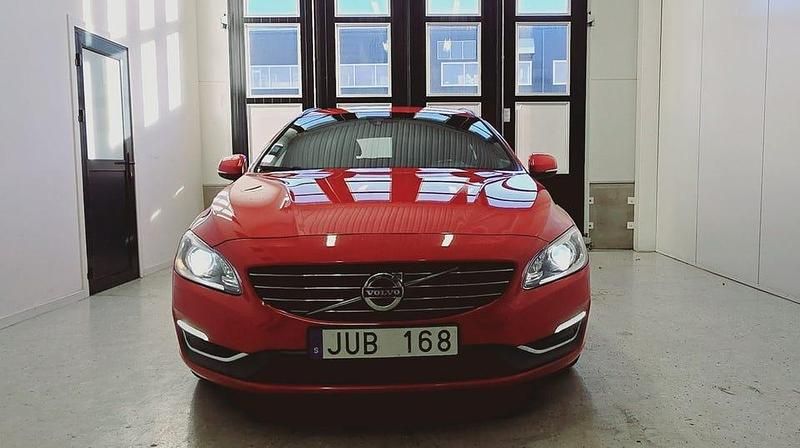 Begagnad Volvo V60 Momentum 215 HK (158 kW) 2014 Röd Kombi