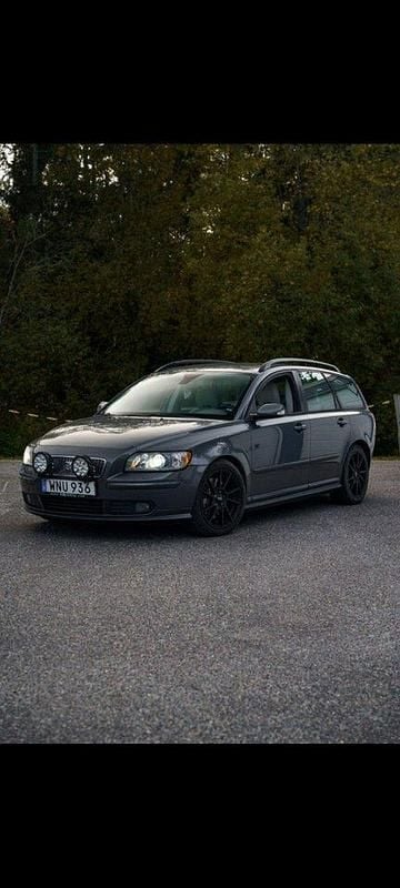 Grå Begagnad 2005 Volvo V50 Summum Kombi | 60 000 kr (Marknadspris) - Bild 1/4