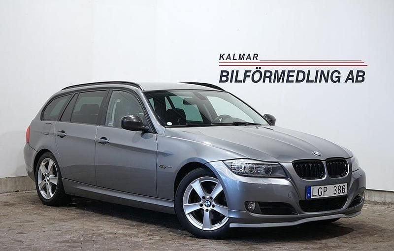 Grå Begagnad 2011 BMW 318 Kombi | 79 900 kr (Marknadspris) - Bild 1/4
