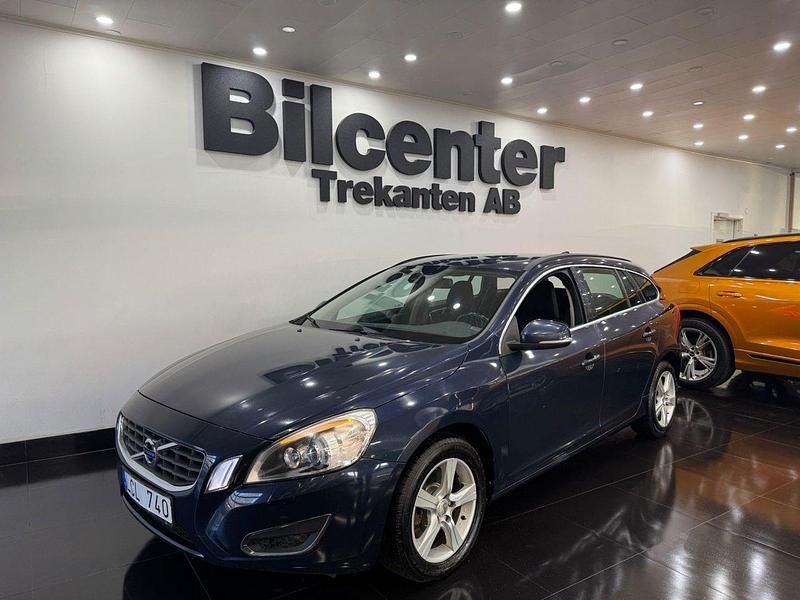 Blå Begagnad 2010 Volvo V60 Momentum Kombi | 79 900 kr (Marknadspris) - Bild 1/4