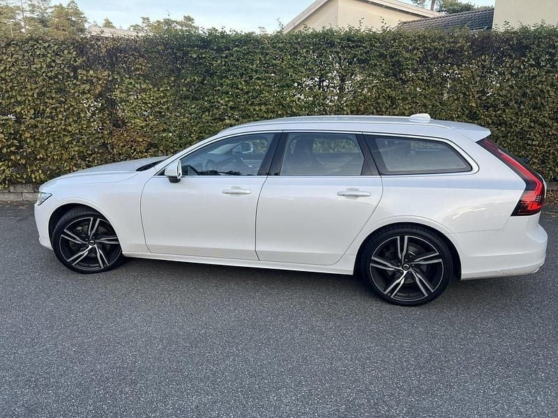 Vit Begagnad 2021 Volvo V90 Momentum Kombi | 260 000 kr (Dyr) - Bild 1/4