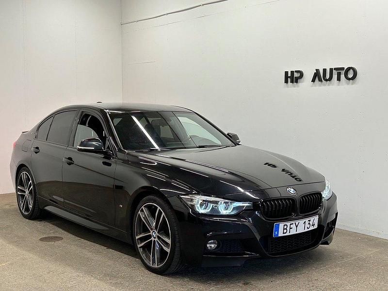 Svart Begagnad 2018 BMW 330e M Sport Sedan | 219 800 kr - Bild 1/4
