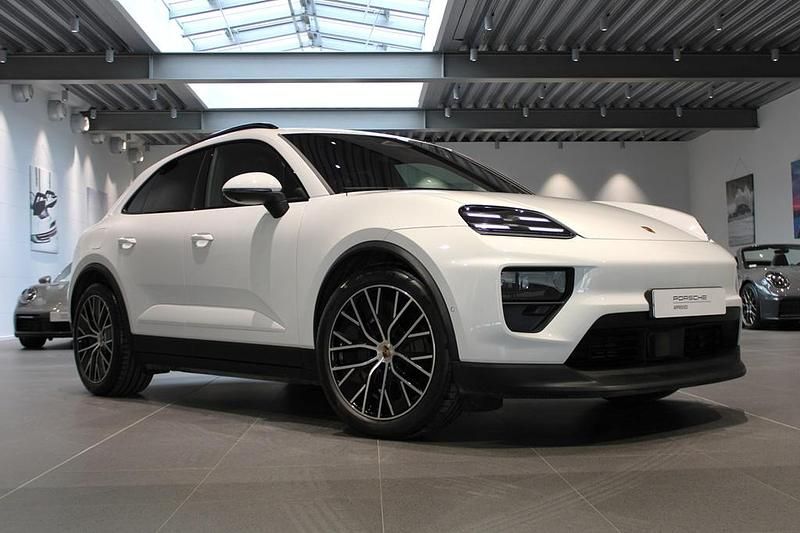 Vit Begagnad 2025 Porsche Macan 4 Electric SUV | 875 000 kr - Bild 1/4