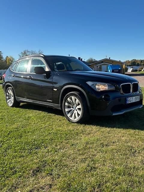 Svart Begagnad 2011 BMW X1 SUV | 95 000 kr (Bra pris) - Bild 1/4
