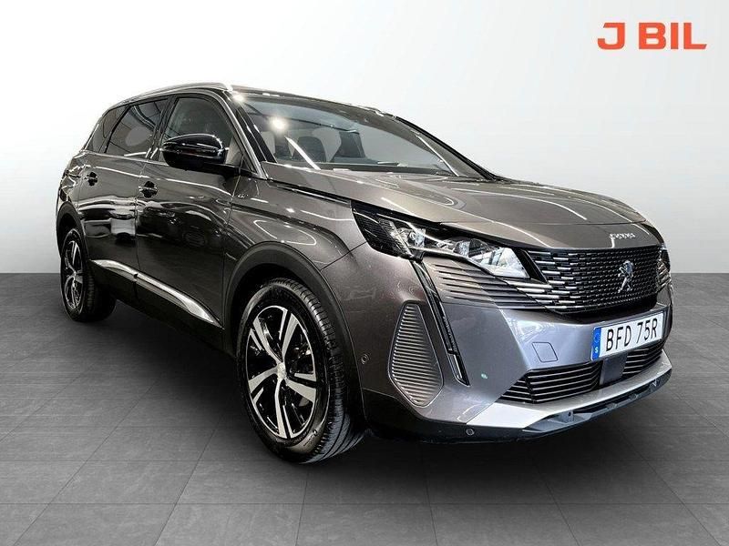 Grå platinum Begagnad 2024 Peugeot 5008 GT Minibuss | 339 900 kr (Marknadspris) - Bild 1/4