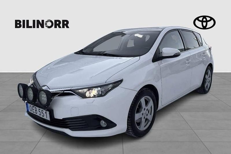 Vit Begagnad 2016 Toyota Auris Halvkombi | 119 900 kr (Marknadspris) - Bild 1/4