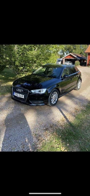 Svart Begagnad 2015 Audi A3 Sportback Attraction Halvkombi | 105 000 kr (Marknadspris) - Bild 1/4