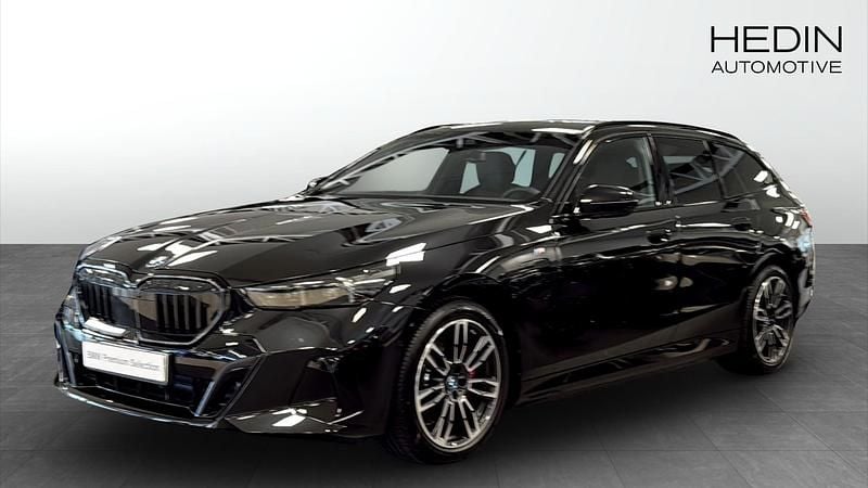 Svart (black) Begagnad 2025 BMW 530e M Sport Kombi | 668 700 kr (Marknadspris) - Bild 1/4