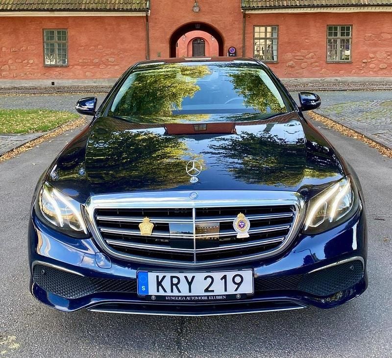 Blå Begagnad 2017 Mercedes E220 Exclusive Sedan | 339 000 kr (Marknadspris) - Bild 1/4