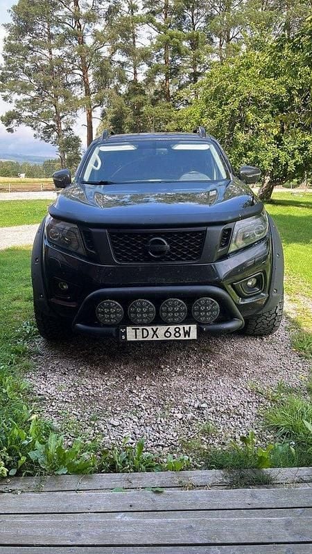 Svart Begagnad 2021 Nissan Navara Black Edition Pickup | 369 900 kr (Lite dyr) - Bild 1/2