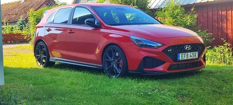 Röd Begagnad 2023 Hyundai i30 N Performance Halvkombi | 335 000 kr - Bild 1/4
