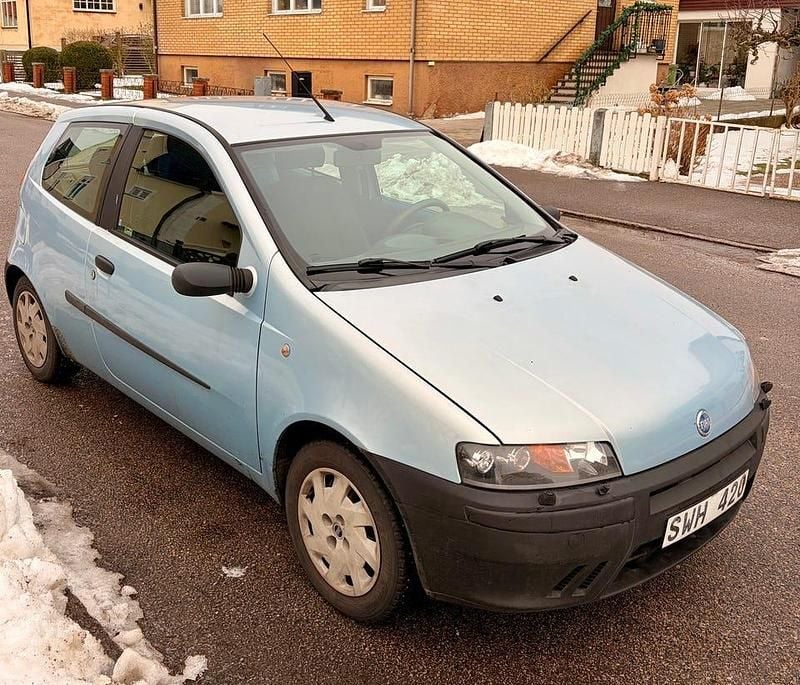 Begagnad Fiat Punto 60 HK (44 kW) 2002 Azzurro Halvkombi