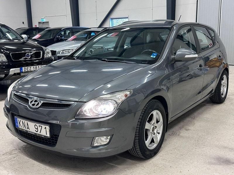 Grå Begagnad 2009 Hyundai i30 Halvkombi | 64 900 kr (Lite dyr) - Bild 1/4