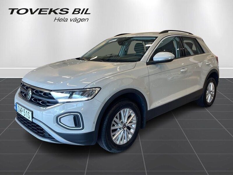 Grå (ascot grey) Begagnad 2022 VW T-Roc SUV | 194 900 kr (Marknadspris) - Bild 1/4