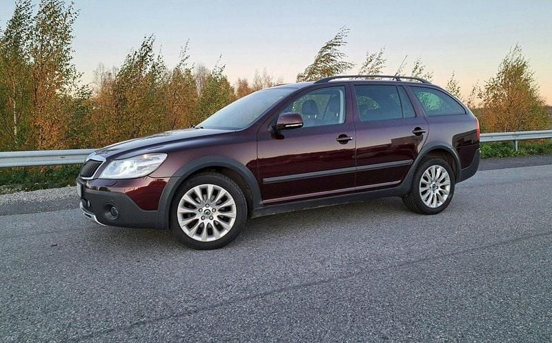 Röd Begagnad 2011 Skoda Octavia Scout Kombi | 79 000 kr (Lite dyr) - Bild 1/4