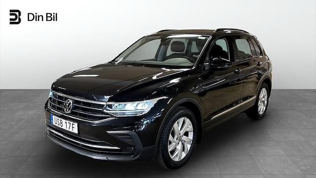 Svart Begagnad 2021 VW Tiguan Life SUV | 269 800 kr (Marknadspris) - Bild 1/4