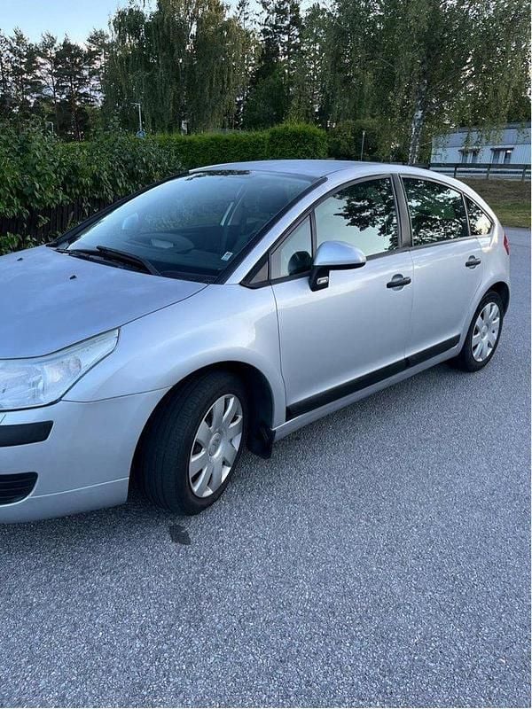 Silver Begagnad 2006 Citroën C4 Halvkombi | 25 000 kr (Bra pris) - Bild 1/4