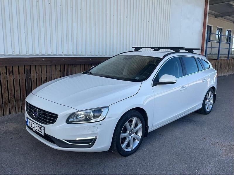 Vit Begagnad 2018 Volvo V60 Momentum Kombi | 119 900 kr (Marknadspris) - Bild 1/4