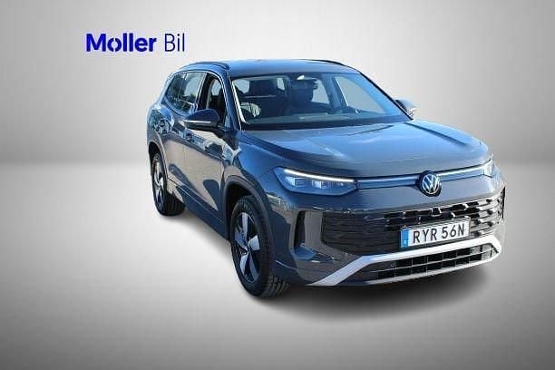 Grå (dolphin grey metallic) Ny 2025 VW Tayron Life SUV | 489 900 kr (Superpris) - Bild 1/4