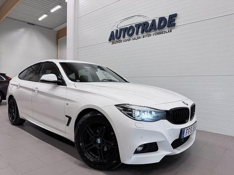 Vit Begagnad 2019 BMW 320 Gran Turismo M Sport Kombi | 259 900 kr (Marknadspris) - Bild 1/4