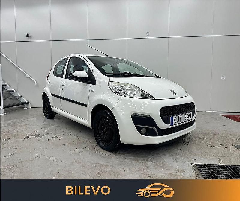 Vit Begagnad 2013 Peugeot 107 Halvkombi | 36 900 kr (Marknadspris) - Bild 1/4
