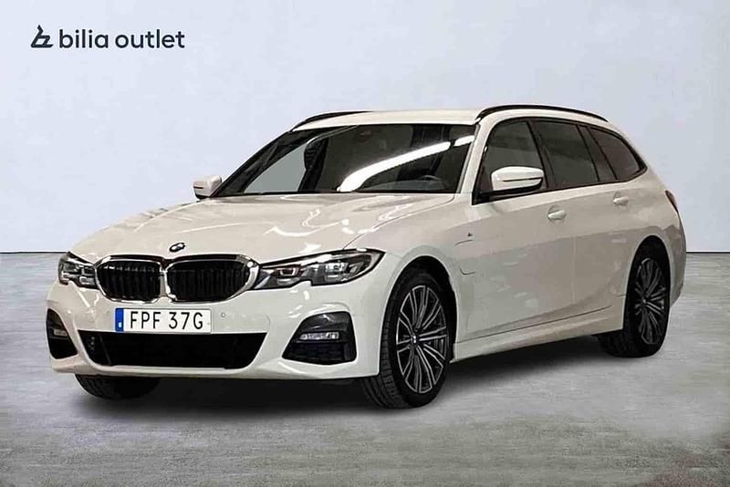 Vit Begagnad 2021 BMW 330e Kombi | 329 900 kr (Marknadspris) - Bild 1/1