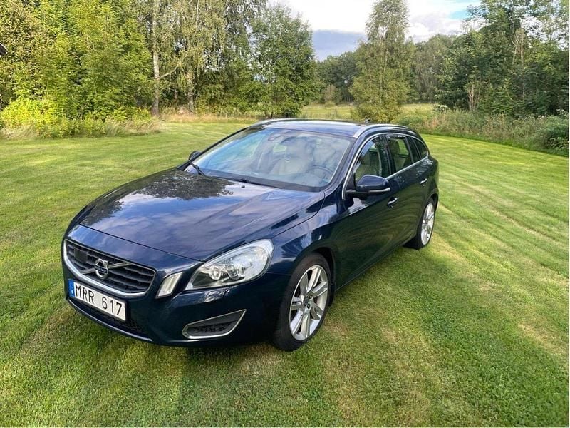 Blå Begagnad 2012 Volvo V60 Summum Kombi | 114 000 kr (Superpris) - Bild 1/4