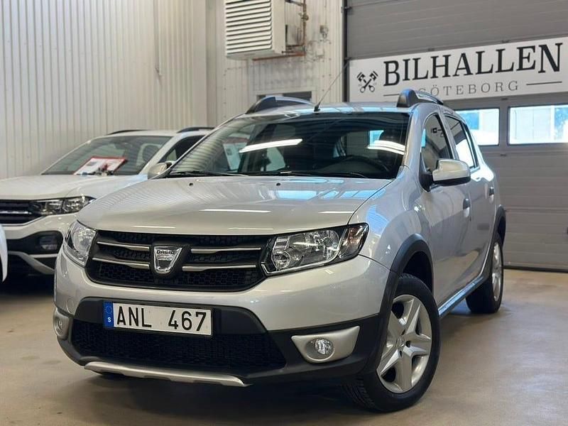 Silver Begagnad 2013 Dacia Sandero Stepway Kombi | 69 900 kr (Marknadspris) - Bild 1/4