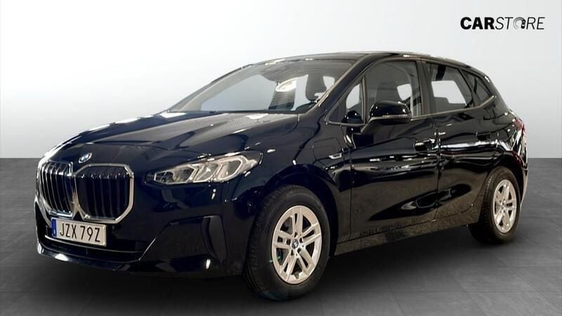 Svart (black) Begagnad 2023 BMW 225 Kombi | 319 900 kr (Superpris) - Bild 1/4