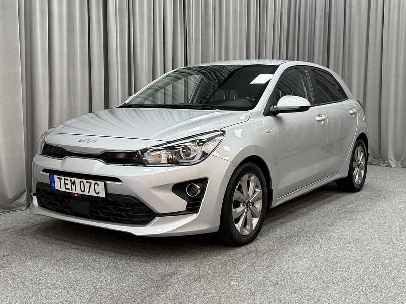 Grå Begagnad 2022 Kia Rio Advance Halvkombi | 149 900 kr (Superpris) - Bild 1/4