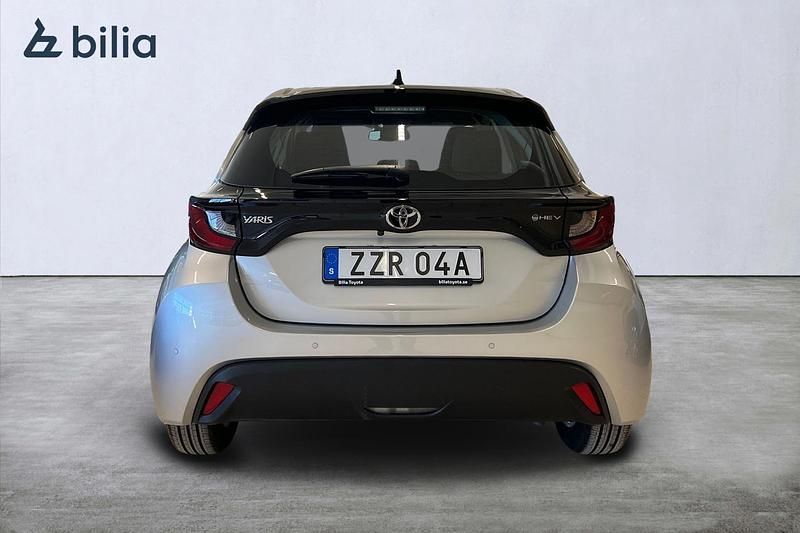 Ny Toyota Yaris 2025 Silver Halvkombi