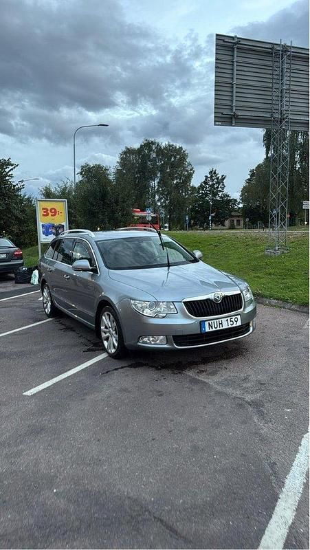 Silver Begagnad 2013 Skoda Superb Ambition Kombi | 85 000 kr (Marknadspris) - Bild 1/4