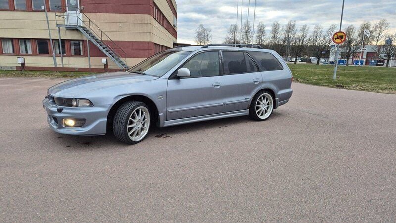 Grå Begagnad 2001 Mitsubishi Galant Kombi | 23 000 kr - Bild 1/4