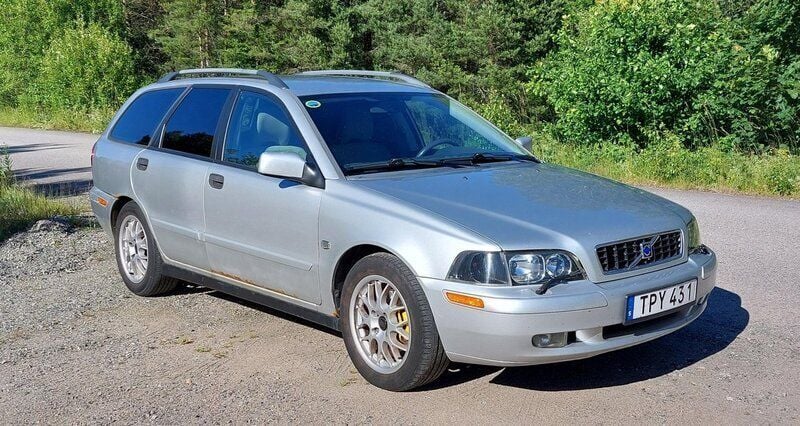 Grå Begagnad 2003 Volvo V40 Kombi | 10 000 kr (Marknadspris) - Bild 1/4