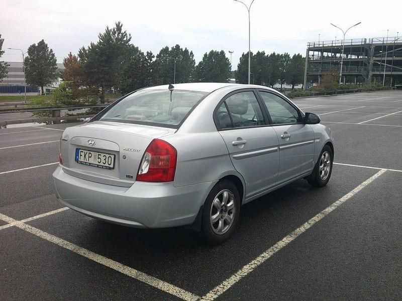 Begagnad Hyundai Accent 112 HK (82 kW) 2007 Silver met. Sedan