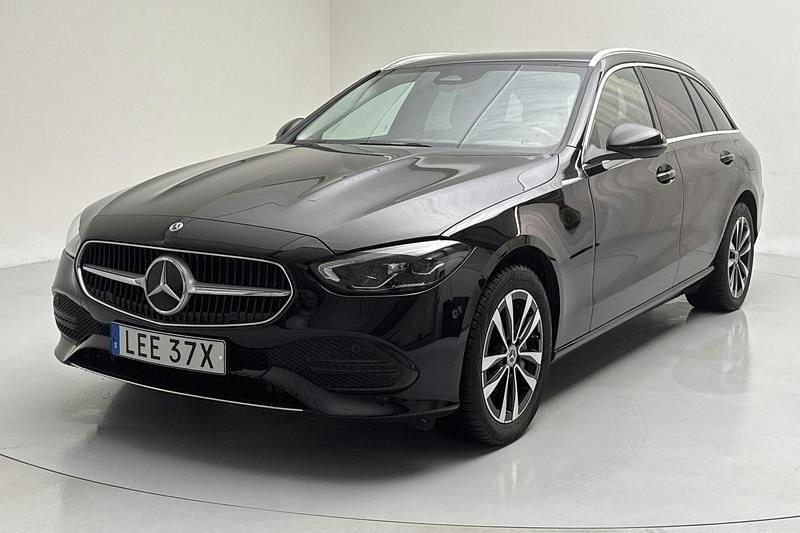 Svart Begagnad 2023 Mercedes C300 Avantgarde Kombi | 354 900 kr - Bild 1/4
